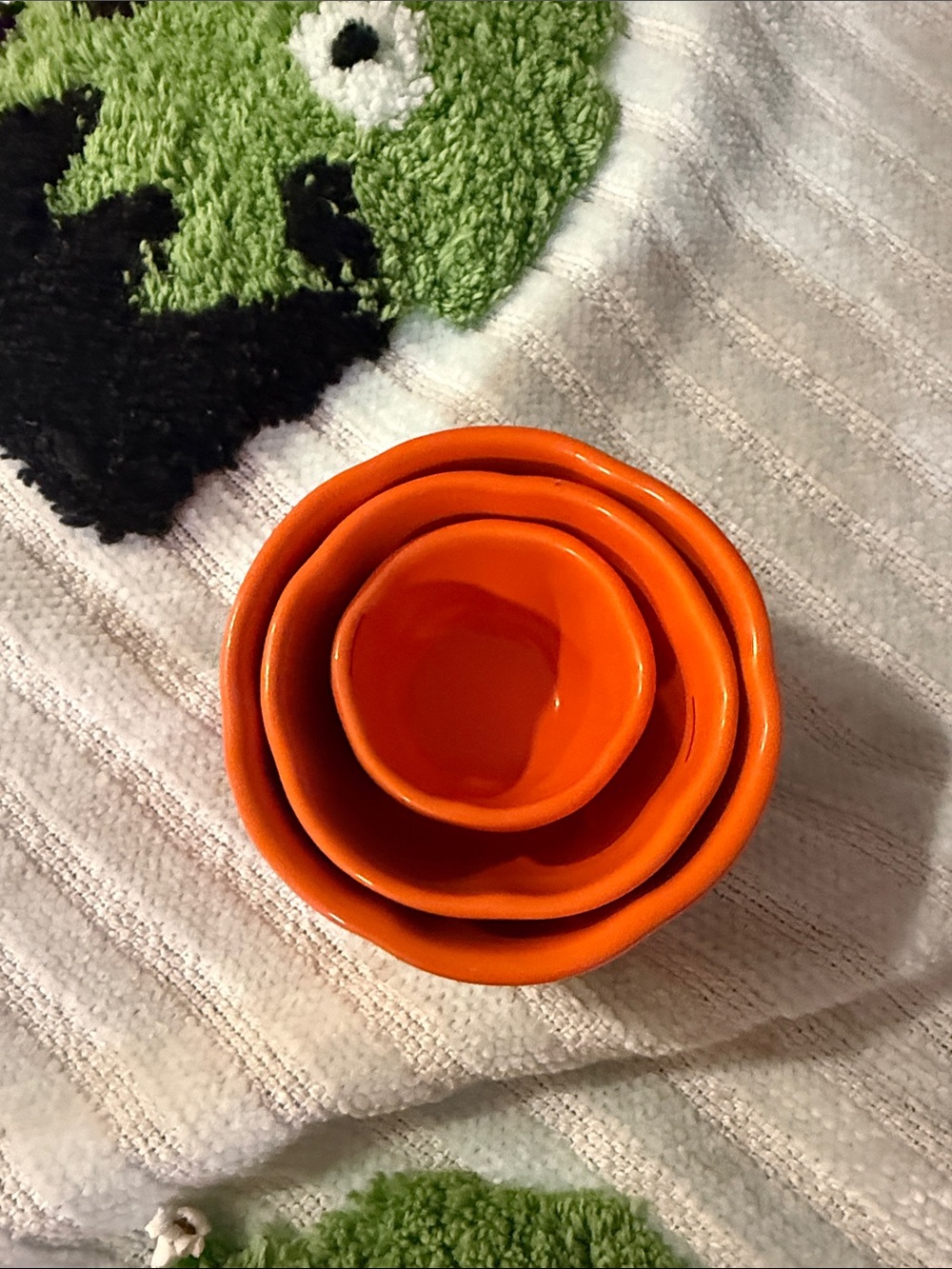 Jack-o'-lantern measuring cups